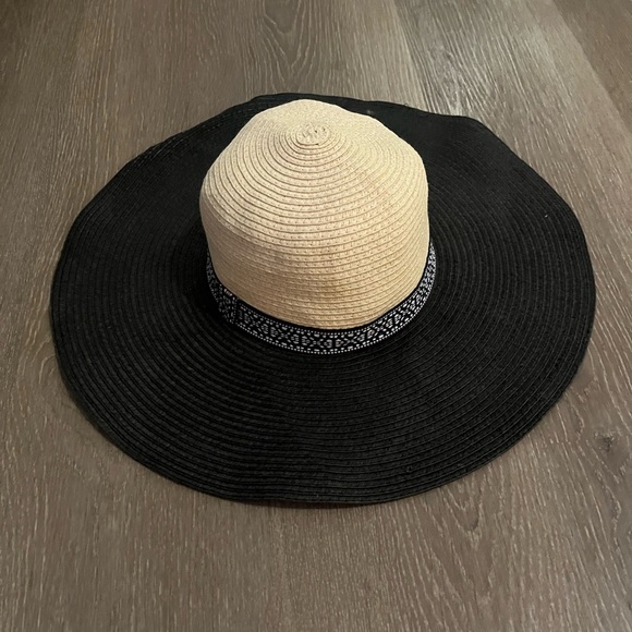 Accessories - Elegant Black and Tan Wide Brim Hat